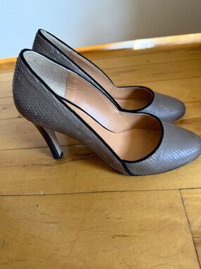 Mellow Yellow Paris "Tracy" Grey Snake Embossed Pumps 37